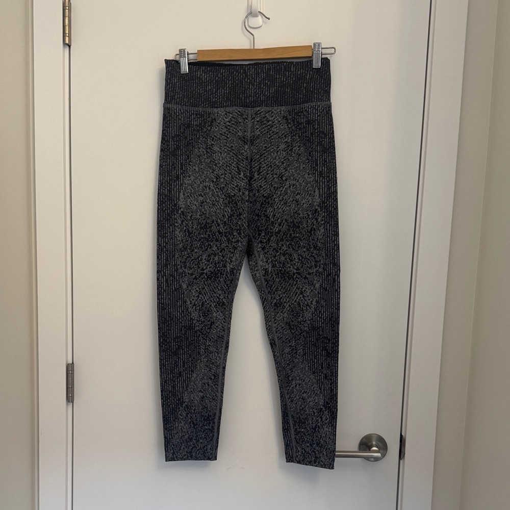 Lululemon Black and Gray Patterned Leggings for women